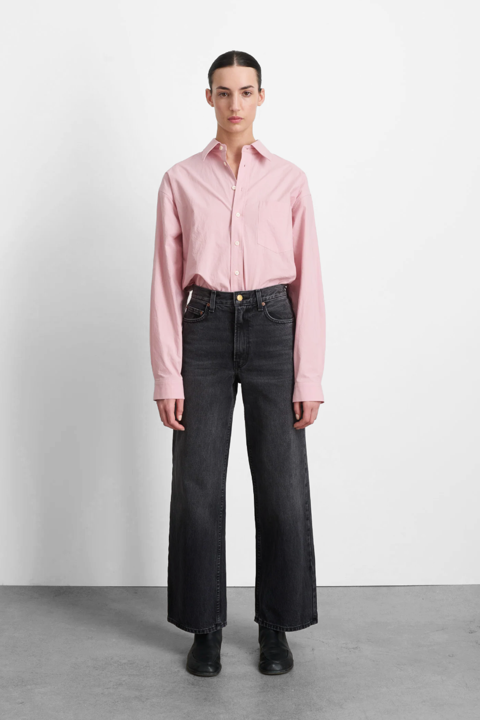 Elissa Jean in Stil Black by B Sides