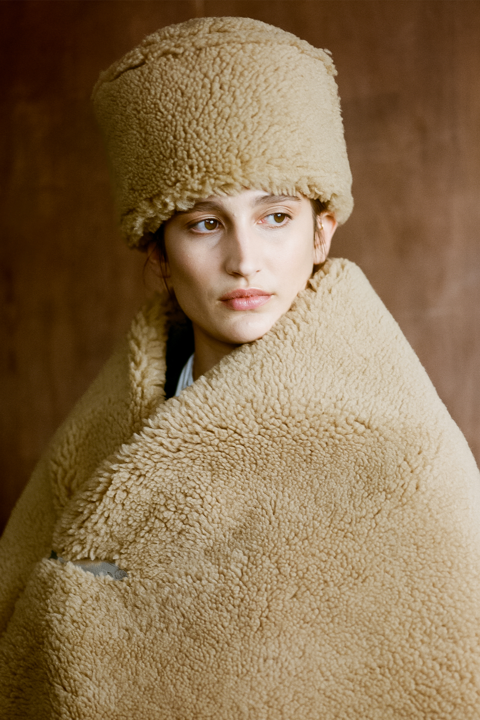 Pillbox Macaroon Hat Leather Back Curly Pill Box Hat in Tan – Recital main image 3