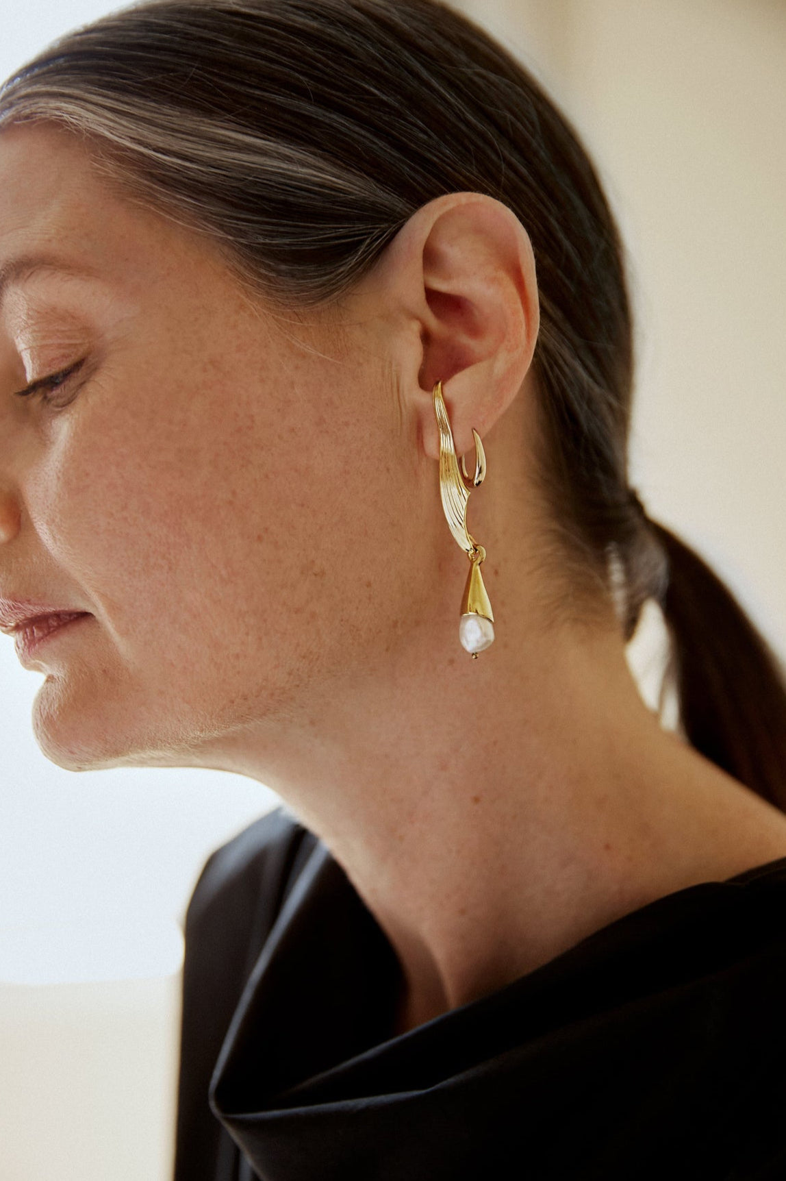 Medium Oval Sempre Hoop in 14k Yellow Gold