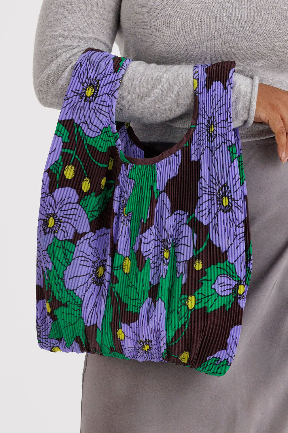 Pleated Baggu in Maroon Poppy