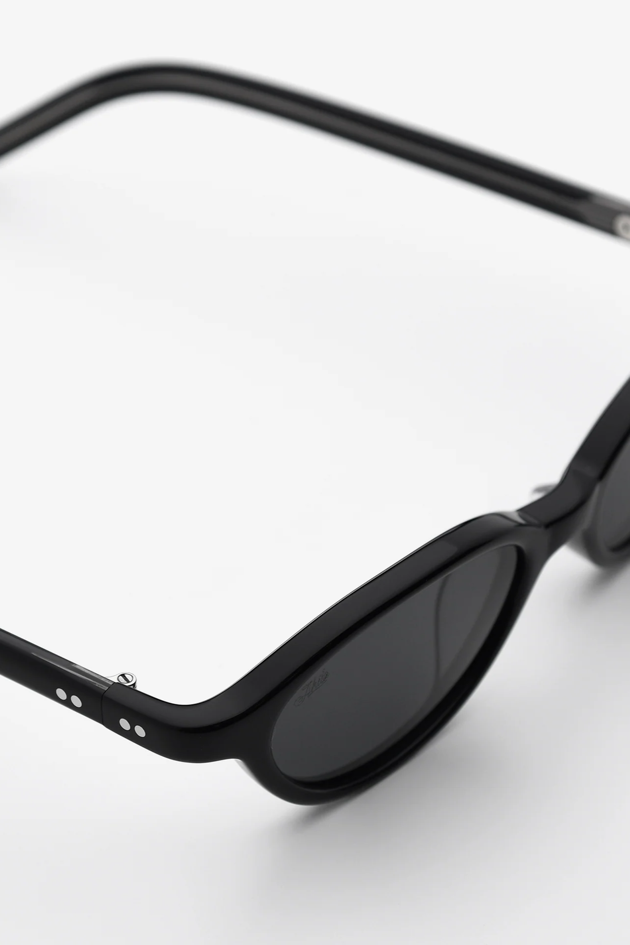 Alien in Black & Black