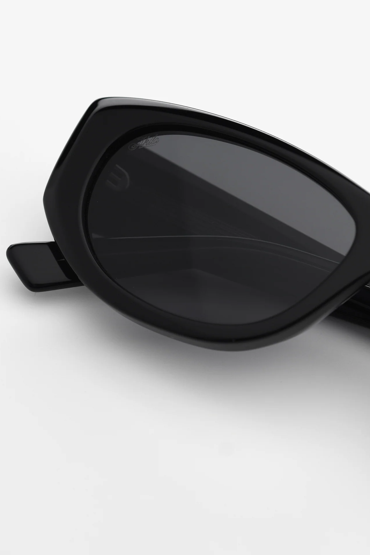 Newt in Black & Black